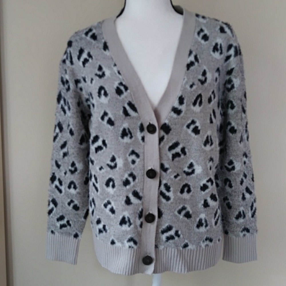 Everyly Grey Leopard Print‎ V-Neck Button Front Cardigan Sweater Womens Medium